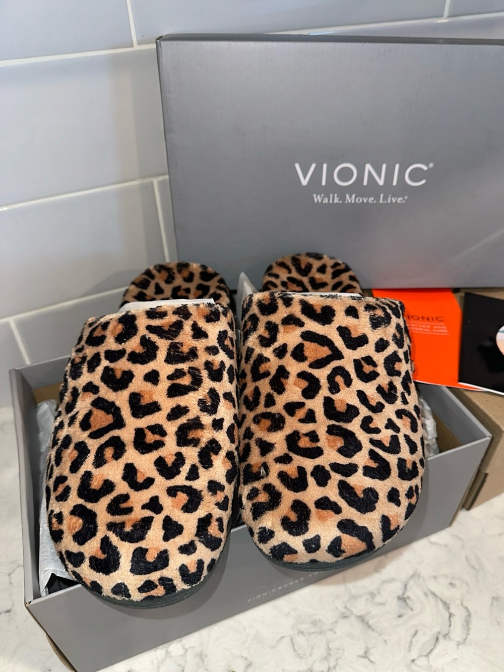 Vionic Gemma Leopard Print Orthotic Slippers Womens Size 8 Cozy Comfort NIB